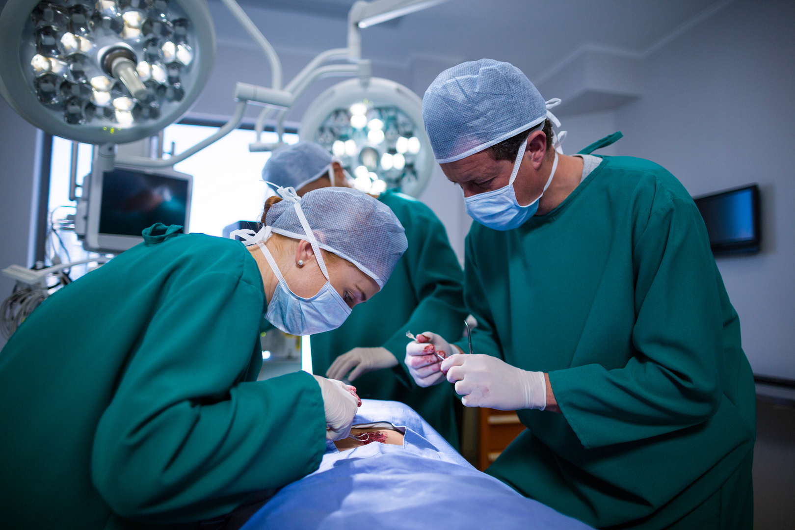 Хирург в операционном зале
