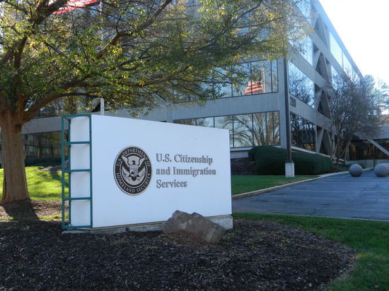 USCIS продлила срок действия разрешений на работу для иммигрантов на полтора года