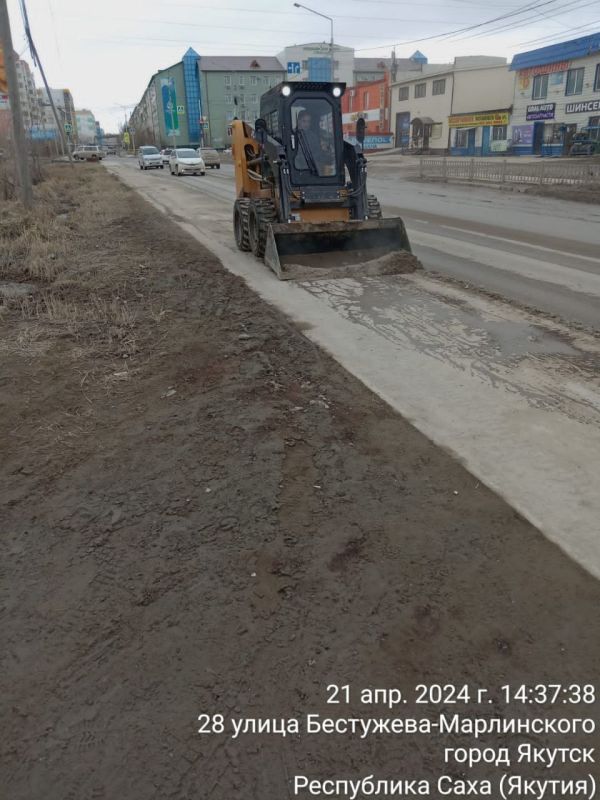 Работа подрядчика по очистке тротуаров по улице Бестужева-Марлинского в Промышленном округе