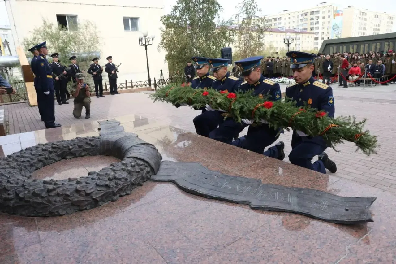Айсен Николаев почтил память защитников Родины 