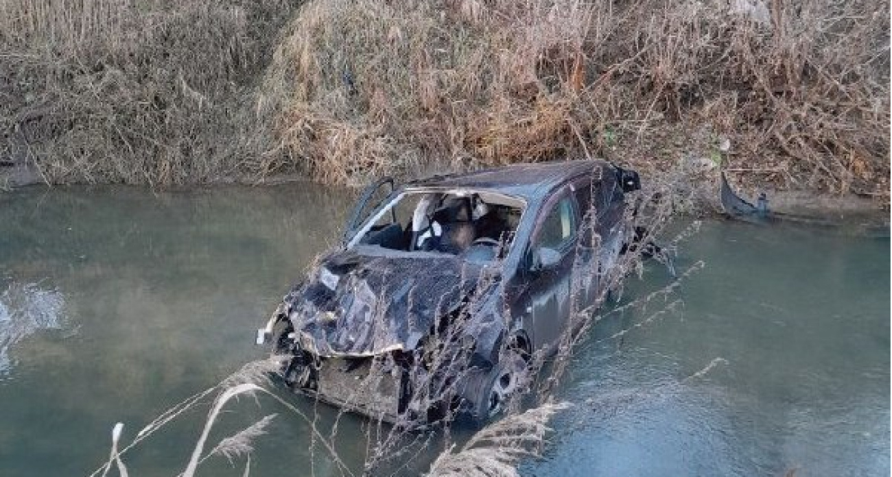 В Чебоксарском районе Nissan слетел в кювет в ледяную воду