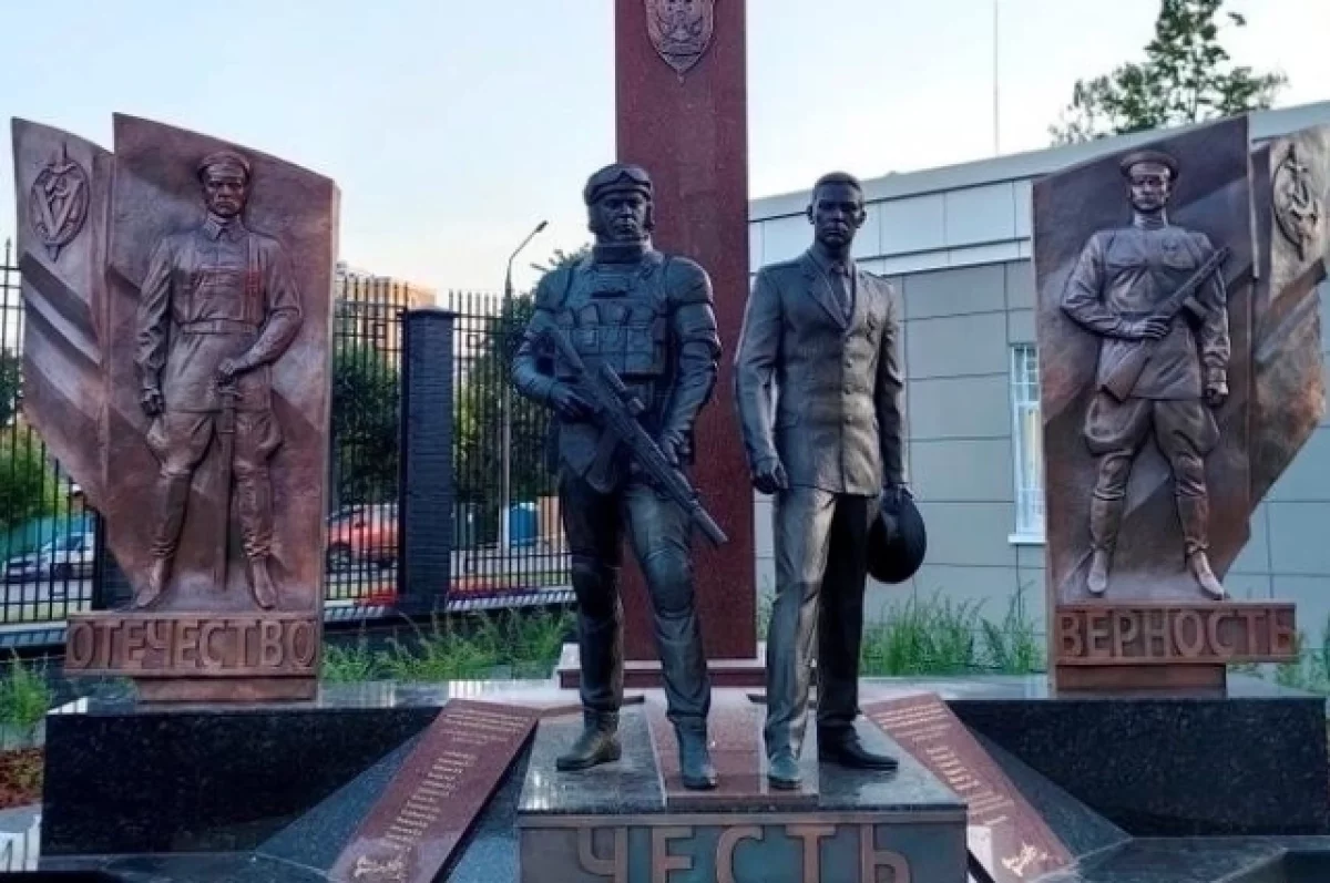 Памятник установили в Чебоксарах на территории нового здания УФСБ.