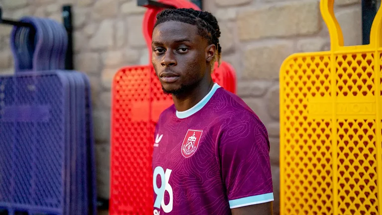 «Бернли» усилился полузащитником Лесли Угочукву из «Челси»