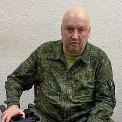 «Противно почему-то». Что военкоры и военные блогеры говорят о судьбе Суровикина