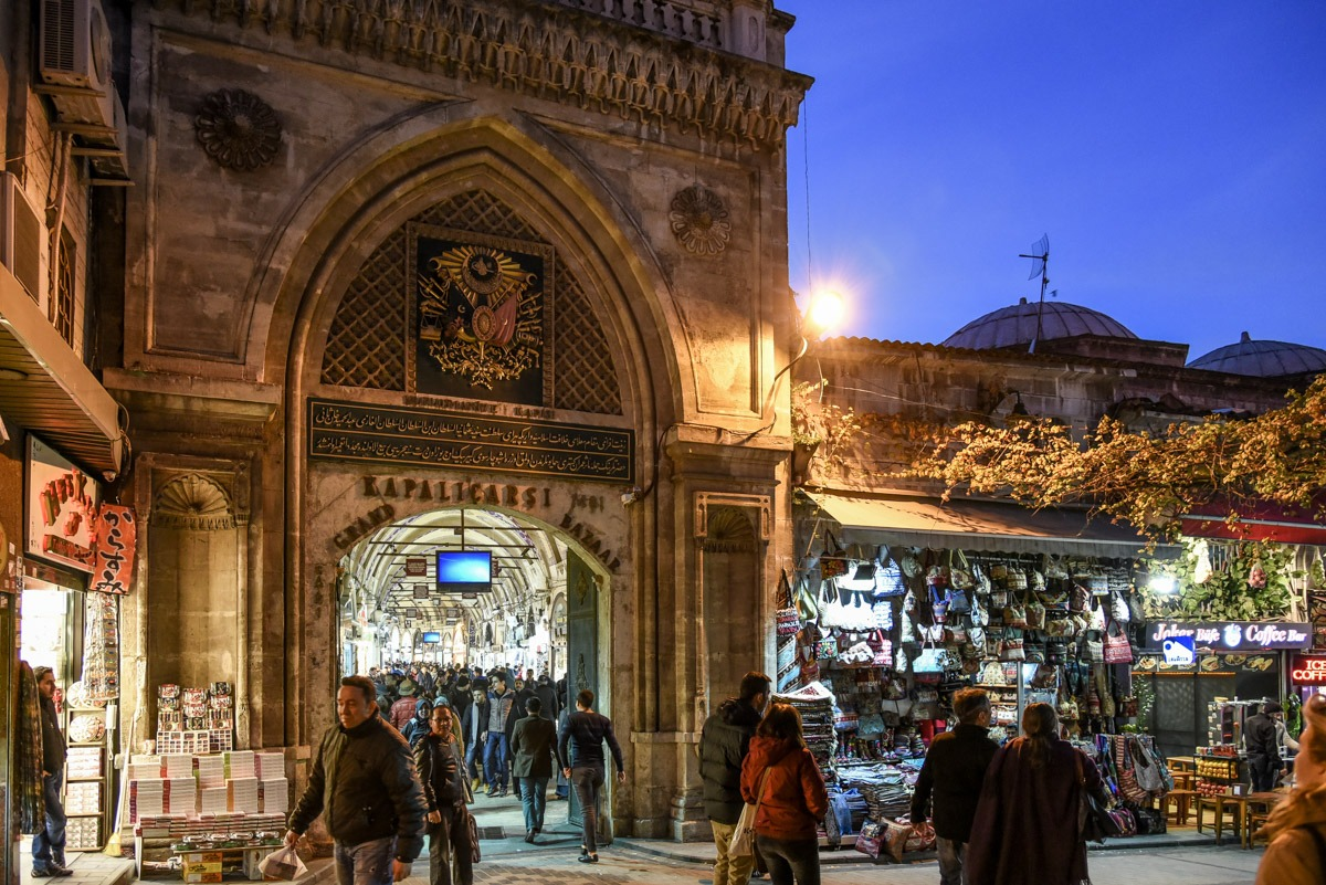 Bazaar istanbul. Большой базар Гранд-базар Стамбул. Рынок Капалы Чарши в Стамбуле. Стамбульский рынок Гранд-базар. Гранд базар Турция Стамбул.