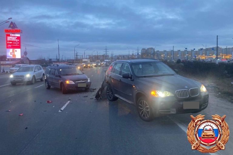 На выезде из Твери столкнулись Lada Largus и BMW