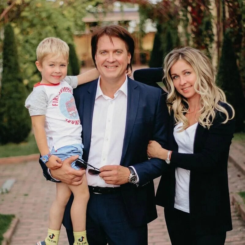 Жена актера дениса матросова. Матросова жена дениса матросова. Ольга головина жена дениса матросова. Денис матросов и ольга головина. Жена актера дениса матросова.