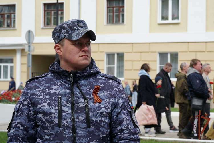 В Кирове сотрудники и военнослужащие Росгвардии приняли участие в торжествах, посвященных 81-ой годовщине Победы в Великой Отечественной войне (видео).