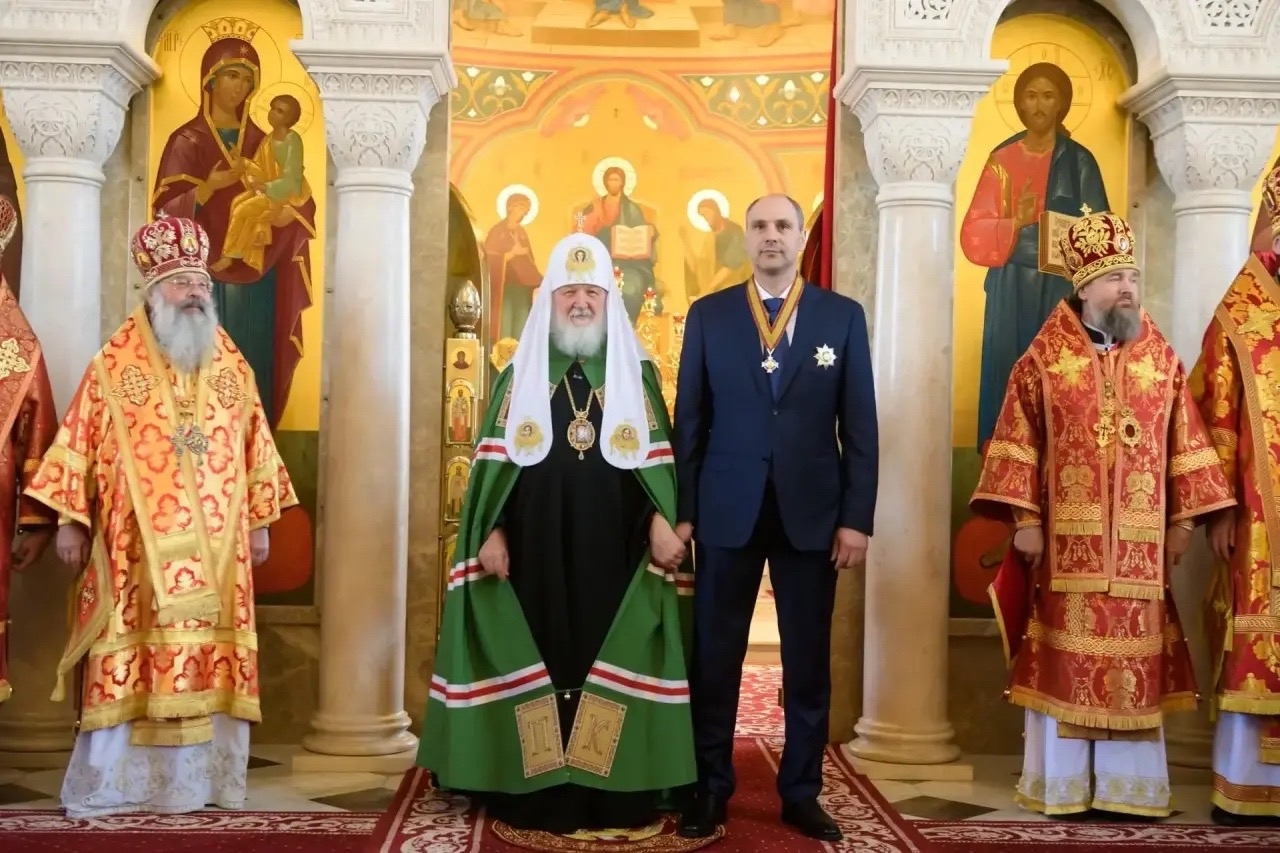 Патриарх Кирилл наградил губернаторов Евгения Солнцева и Дениса Паслера орденами князя Даниила Московского 