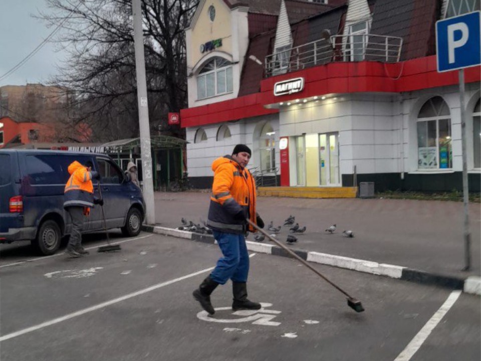 На проспекте Пацаева и Новом шоссе в Долгопрудном убрали листву и очистили дороги