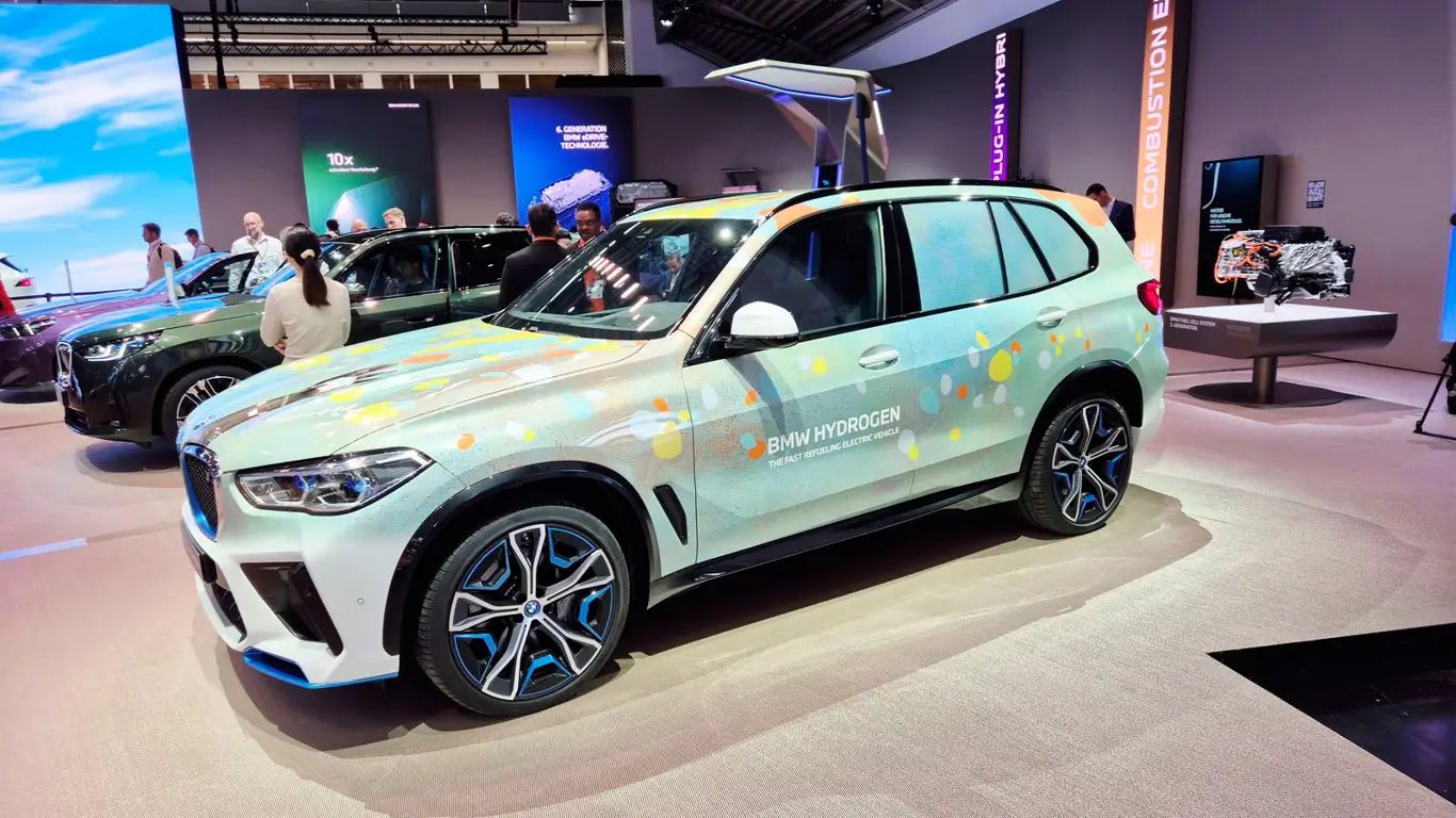 Не рычит, а шепчет: BMW выкатила первый X5, который не пахнет бензином
