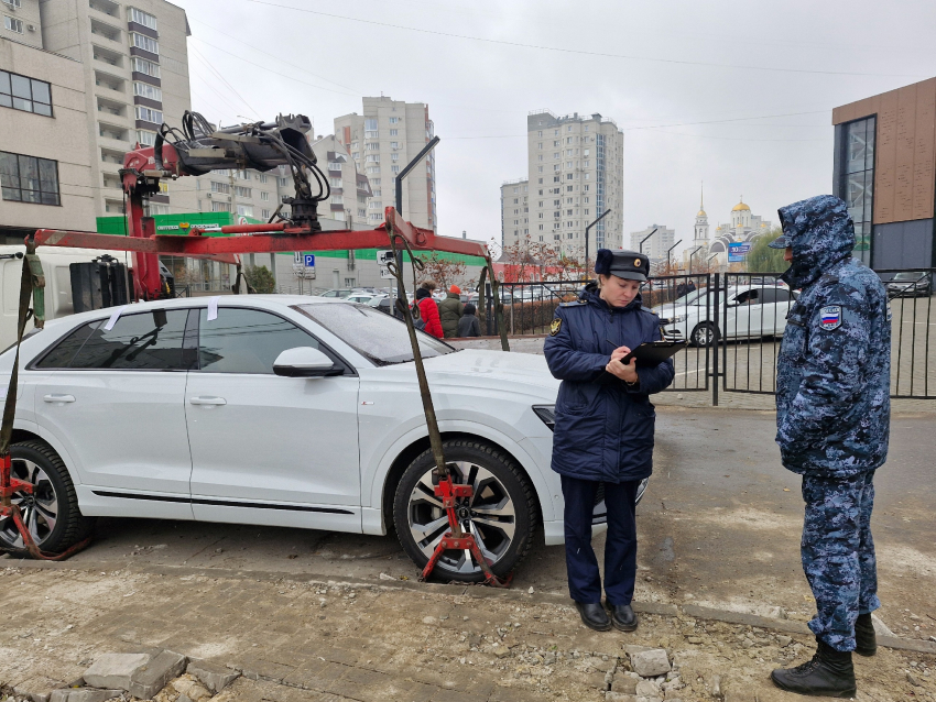 Воронежанка два дня просидела в Audi, чтобы её не увёз эвакуатор 