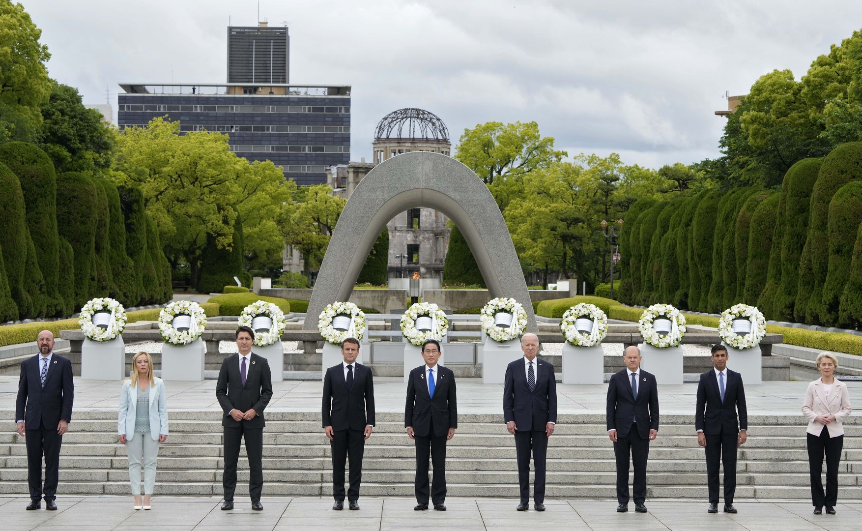 Лидеры стран G7 на фоне купола атомной бомбы в Мемориальном парке мира в рамках Хиросимского саммита G7 в Хиросиме, Япония, 19 мая 2023 года