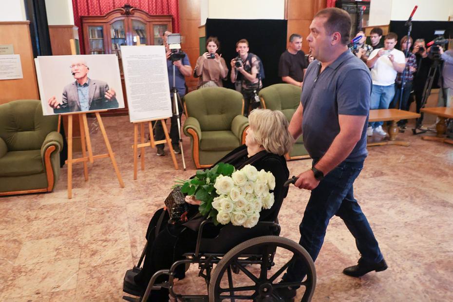 Татьяна Тарасова на церемонии прощания с Александром  Миттой