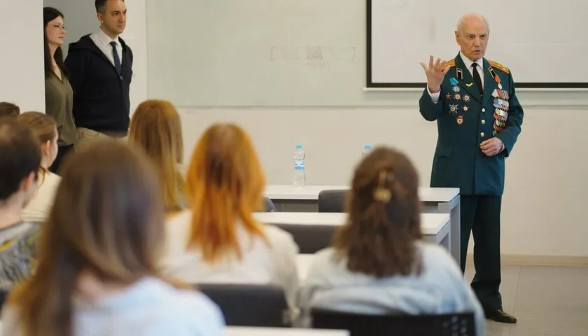 Обложка новости: Диалоги поколений о служении Отечеству: Всероссийская военно-патриотическая акция Знание.Герои объединила полмиллиона участников