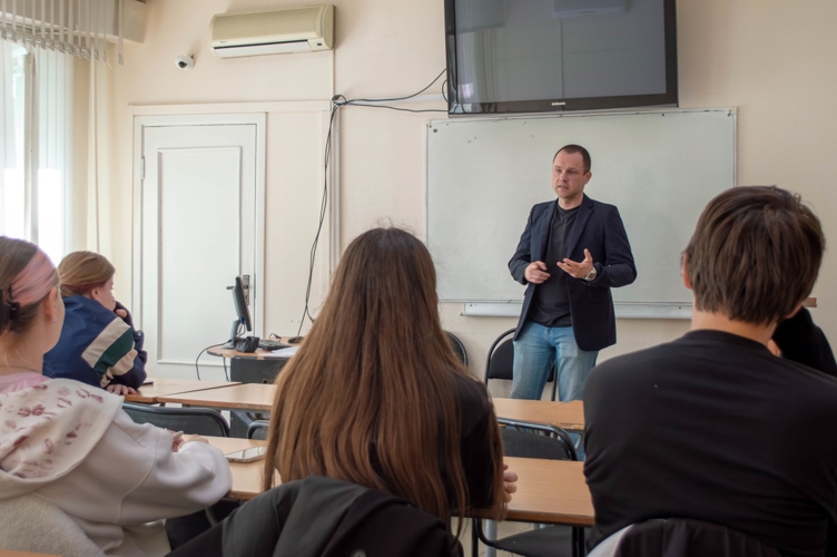 Росгвардейцы провели лекцию для студентов Челябинска