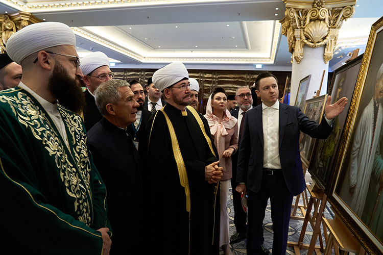 Рустама Минниханова и Гайнутдина повели по выставке картин