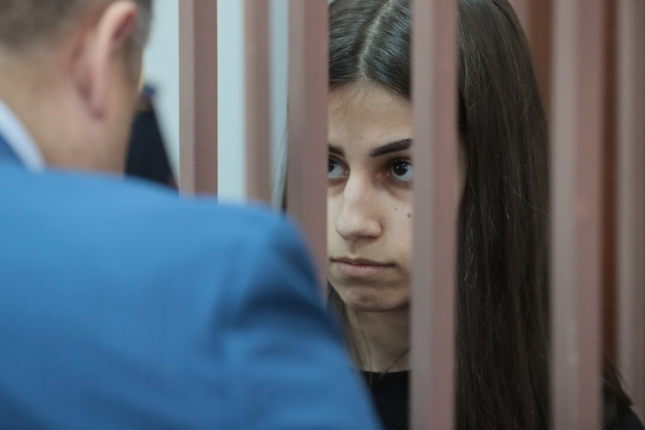 Ангелина Хачатурян, обвиняемая в убийстве своего отца Михаила Хачатуряна, в Басманном суде Москвы, где рассматривается вопрос об изменении меры пресечения