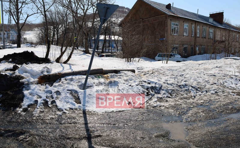 На улице Максутова рухнула опора ЛЭП