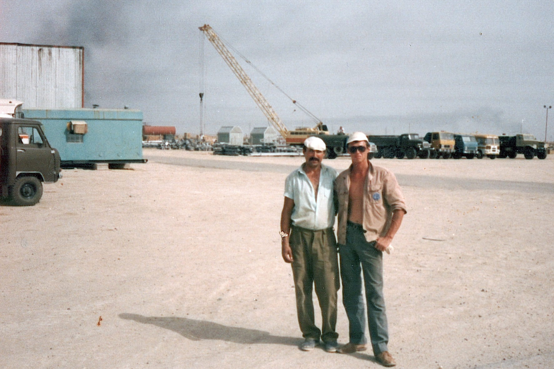 Ирак, строительный городок, 1989 год. «С Александром Хицко из Ярославля. Мы с ним встречались после Ирака. Он был начальником строительного участка в своей мехколонне.»