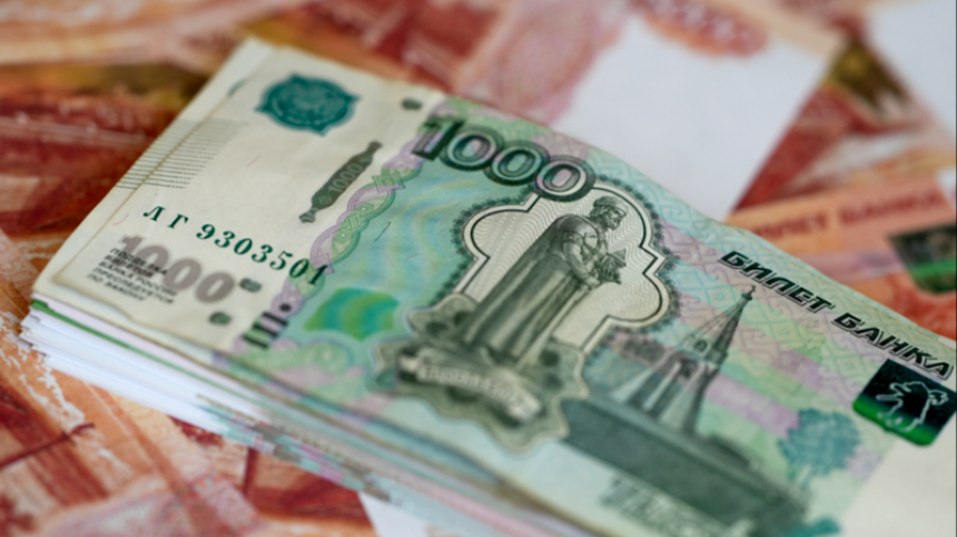 Деньги 1000. Банкнота 1000 рублей. Тысячные купюры на столе. 3 тысячи рублей банкнота. Тысяча рублей купюра.