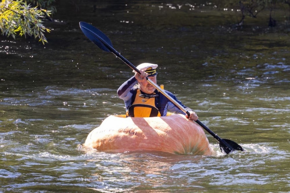 Австралиец сделал из тыквы каноэ и плавал на ней по реке