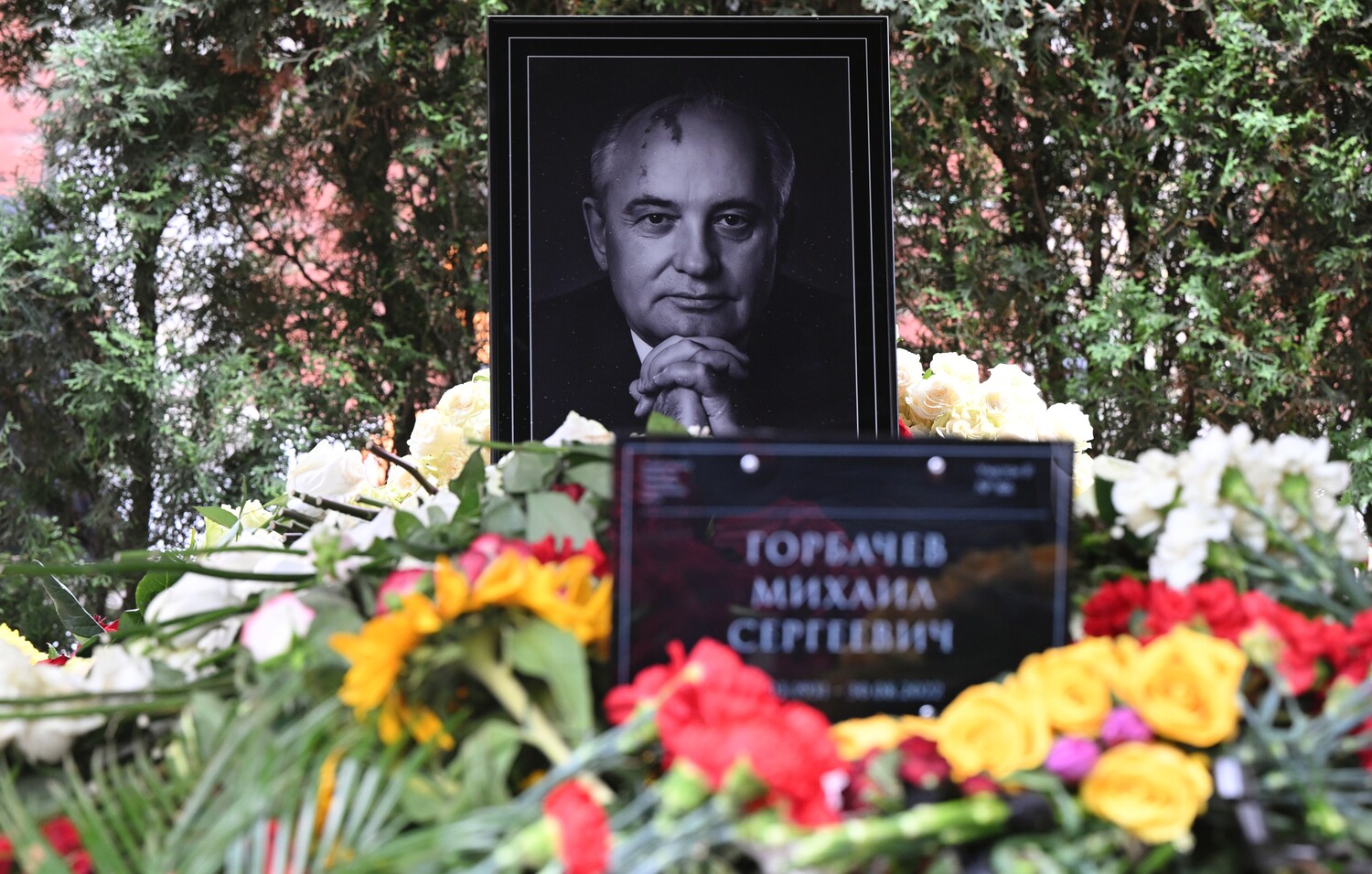 Горбачев жил последние годы. Похороны Михаила горбачёва. Могила Михаила Горбачева на Новодевичьем кладбище.