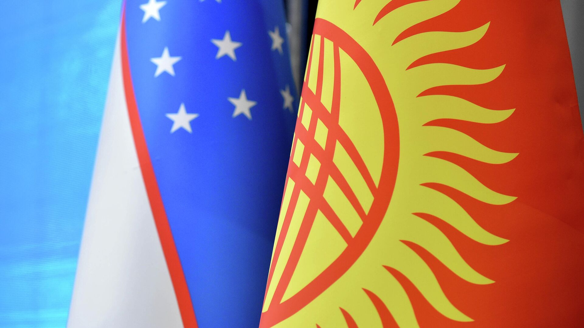 Кыргызстан Узбекистан флаги - Sputnik Узбекистан, 1920, 17.01.2025
