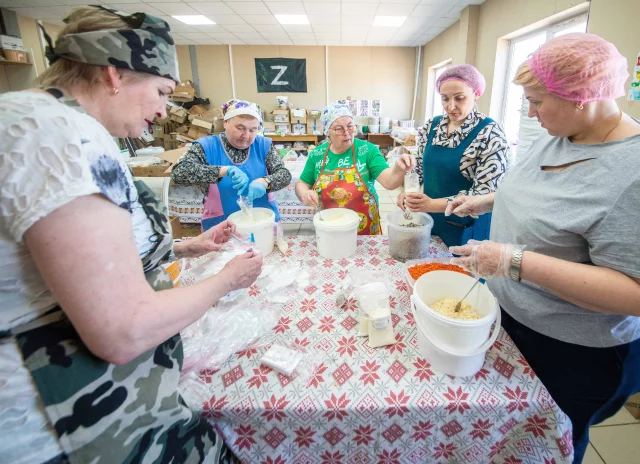 На выходе получается аккуратно упакованный пакетик с ароматной смесью, которую потом остаётся только залить кипятком.