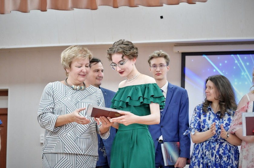 Более 300 выпускников окончили школу с медалями в Красногорске