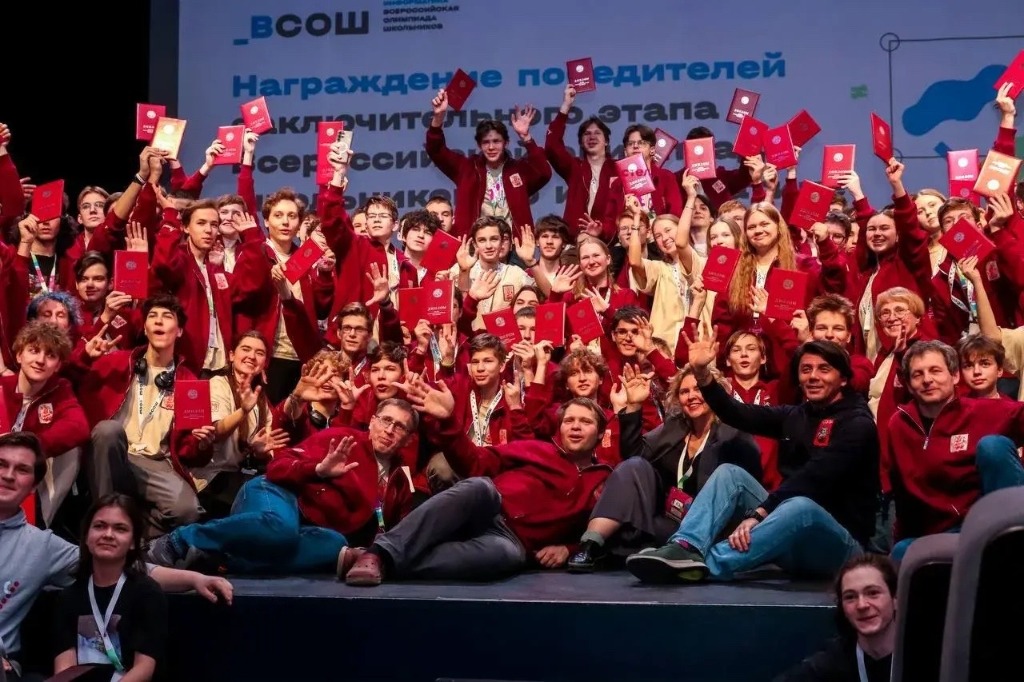 Смоленских школьников - победителей и призеров Всероссийской олимпиады поздравили Дмитрий Чернышенко и Сергей Кравцов
