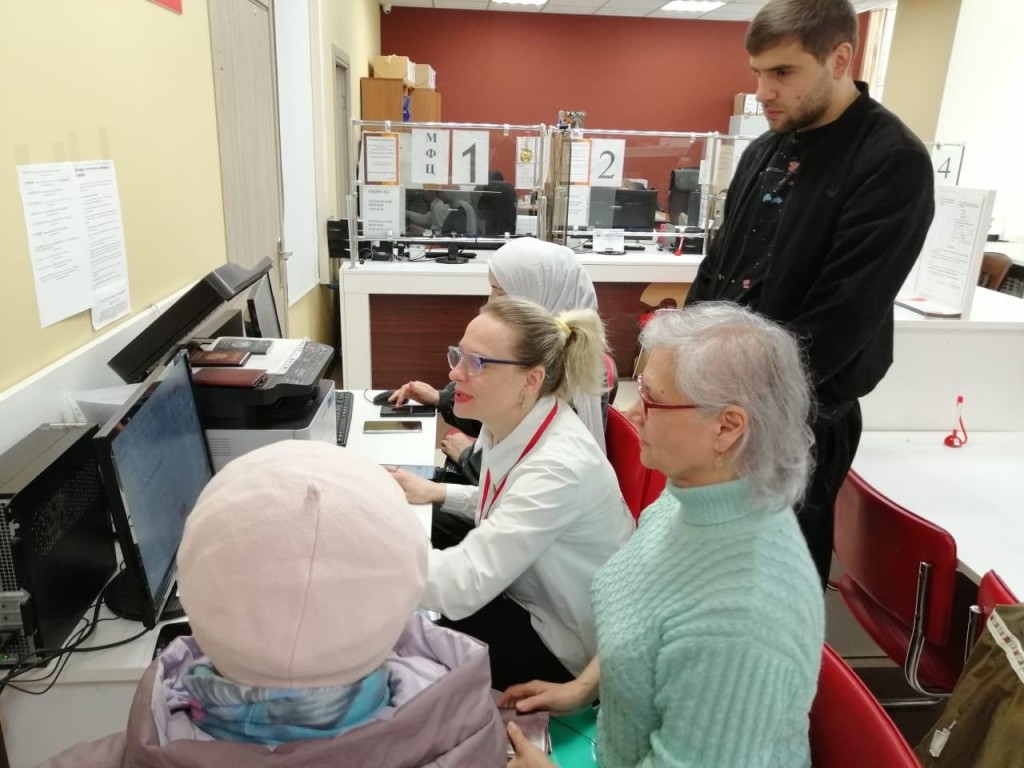 В МФЦ Котельников обучают жителей оплачивать коммуналку онлайн