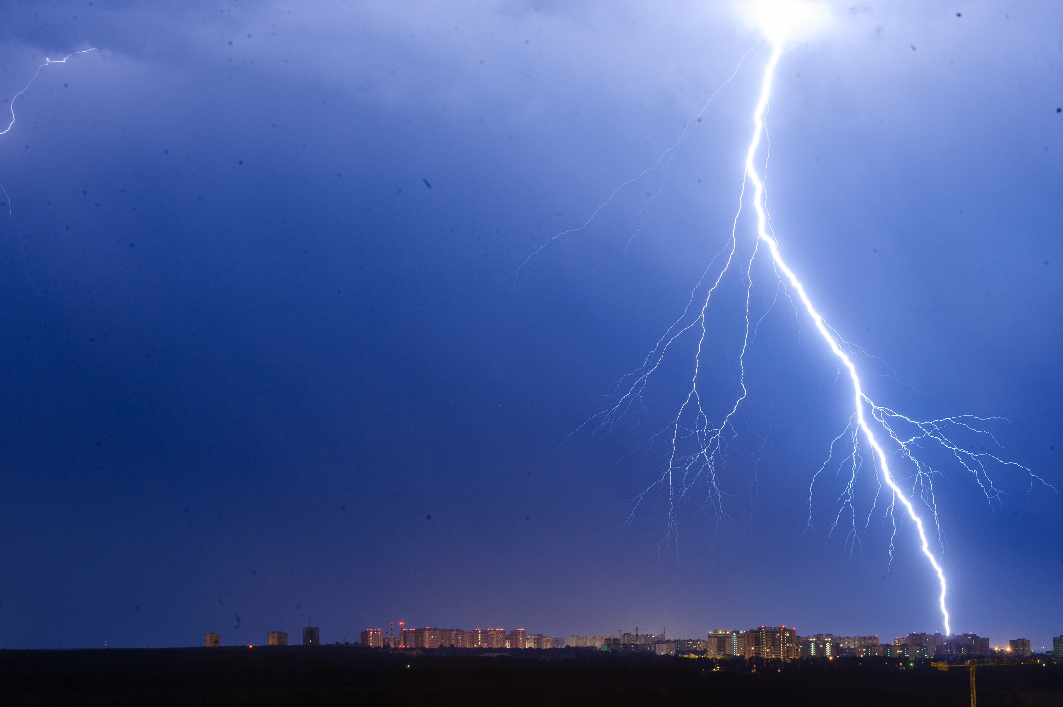 полыхала молния. красивая молния. сильная гроза. полыхала молния. полыхала молния.