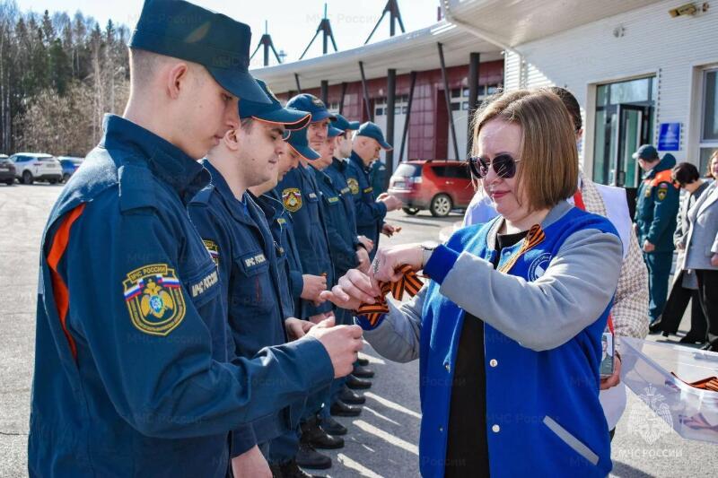 В преддверии Дня Победы сотрудники подразделений МЧС России по Югре присоединились к акциям «Георгиевская ленточка» и «Красная гвоздика»