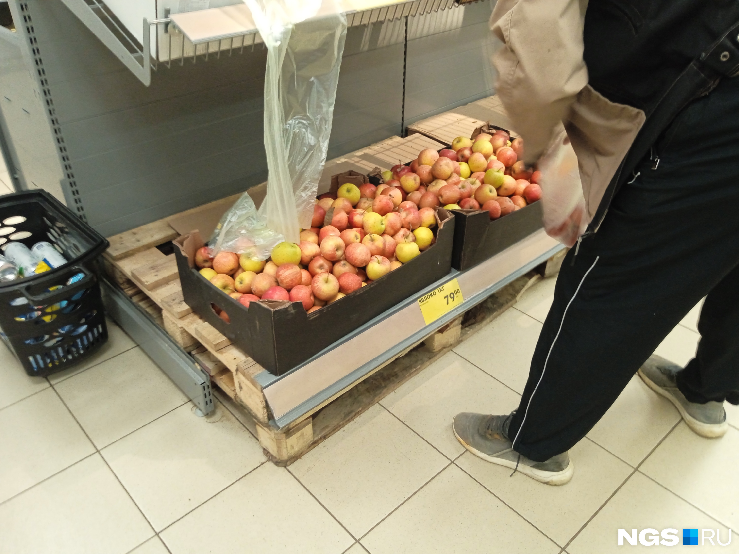 За дешевыми яблоками придется нагнуться