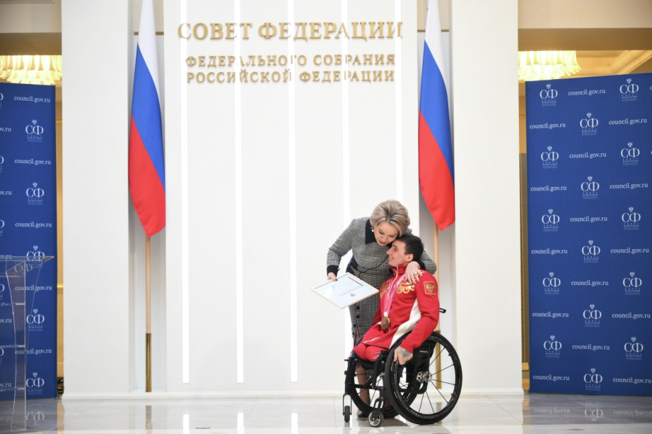 Председатель Совета Федерации РФ Валентина Матвиенко вручает благодарность российскому спортсмену — участнику XIV Паралимпийских зимних игр Ивану Голубкову на встрече в Совфеде. 2025 год