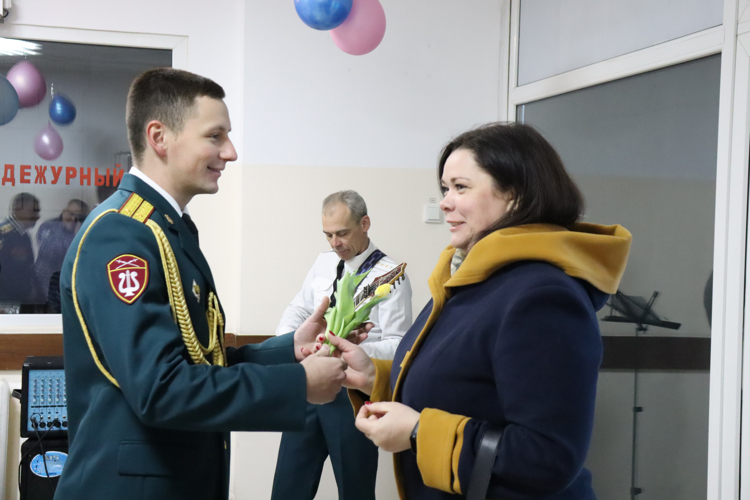 В Хабаровске росгвардейцы поздравили женщин-коллег с наступающим праздником 8 марта 