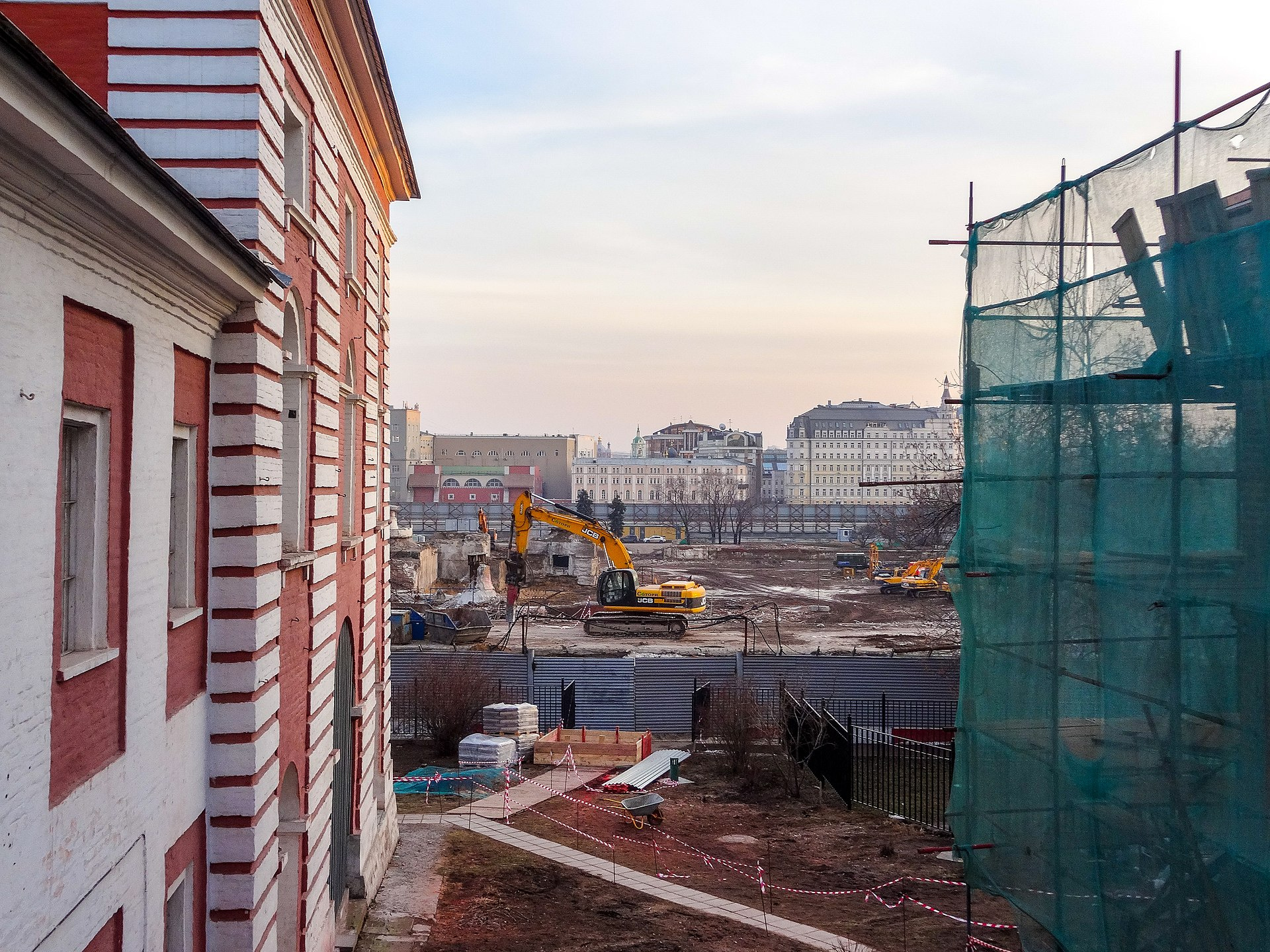 Вид на остатки гостиницы «Россия» перед строительством парка «Зарядье»