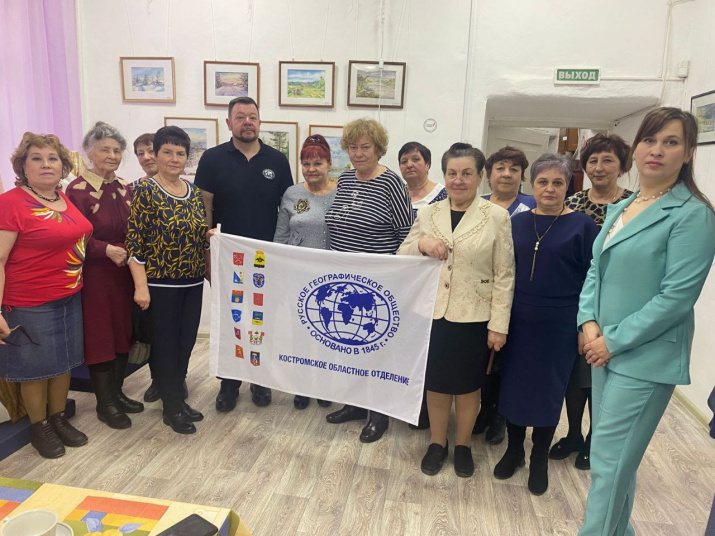 Дмитрий Шнур с участниками патриотической акции Марафон памяти Костромского отделения РГО в Вохомском краеведческом музее