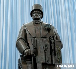 Чтобы установить памятник, пришлось разобрать крышу гимназии