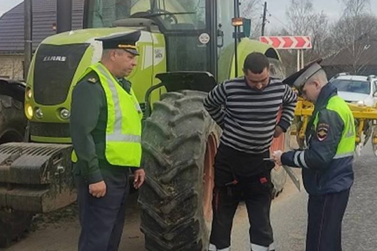 что следует сделать водителю перед началом работы на самоходной машине с прицепом