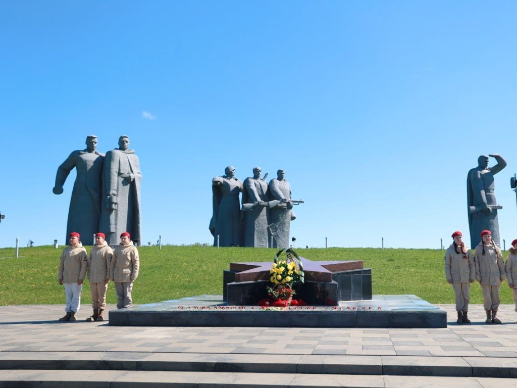 Волоколамцы возложили цветы к мемориалу 28 Героям-панфиловцам ко Дню Победы