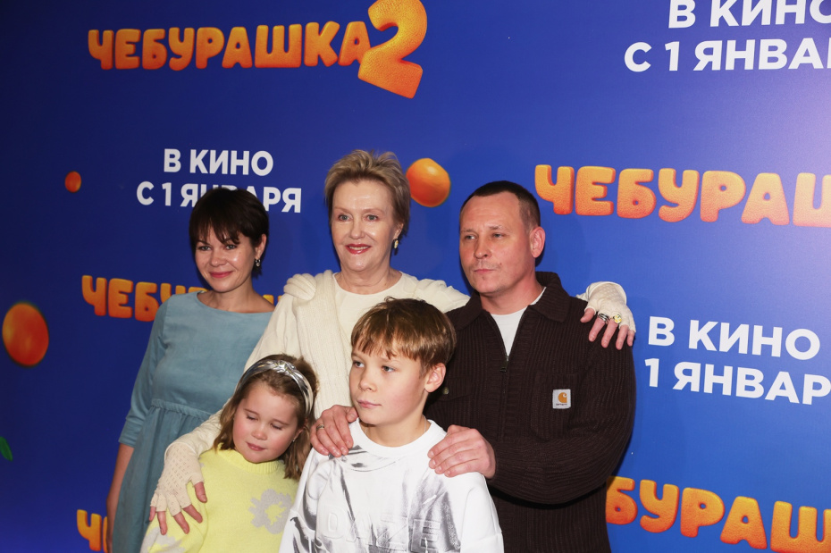 Актриса Ирина Розанова (в центре) с семьей на премьере фильма «Чебурашка-2»