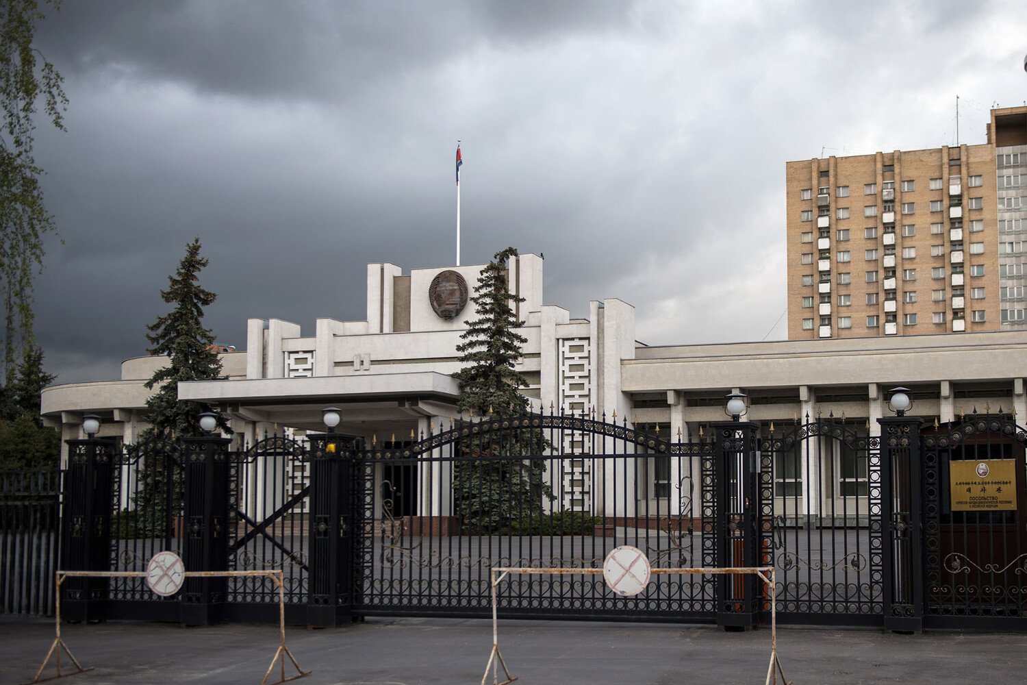 Посольство северной кореи. Посольство Северной Кореи в Москве. Посольство России в Северной Корее. Здание посольства КНДР В Москве. Посольство Северной Кореи в Москве посол.