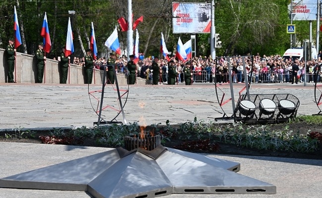 К монументу воинской и трудовой славы пензенцев в День Победы пришли 35 тыс. человек — глава Пензы