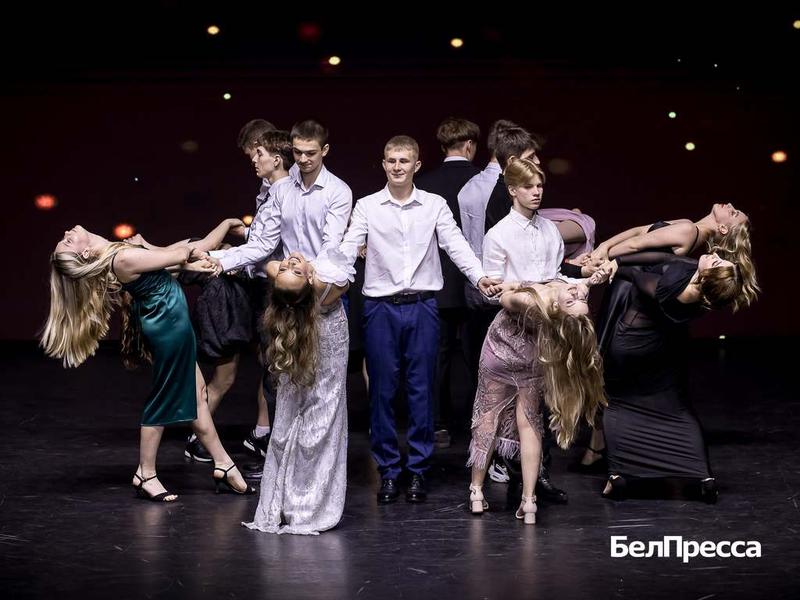 В Белгороде провели выпускные балы (фоторепортаж)
