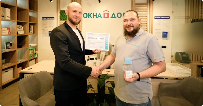 Фото: Вручение сертификата Официального дилера системы Алрокс компании Окна в дом, г. Москва © АЛРОКС 