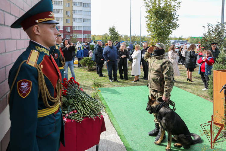 В день ОМОН Росгвардии в память о погибшей сотруднице спецназа открыли мемориальную доску (видео)