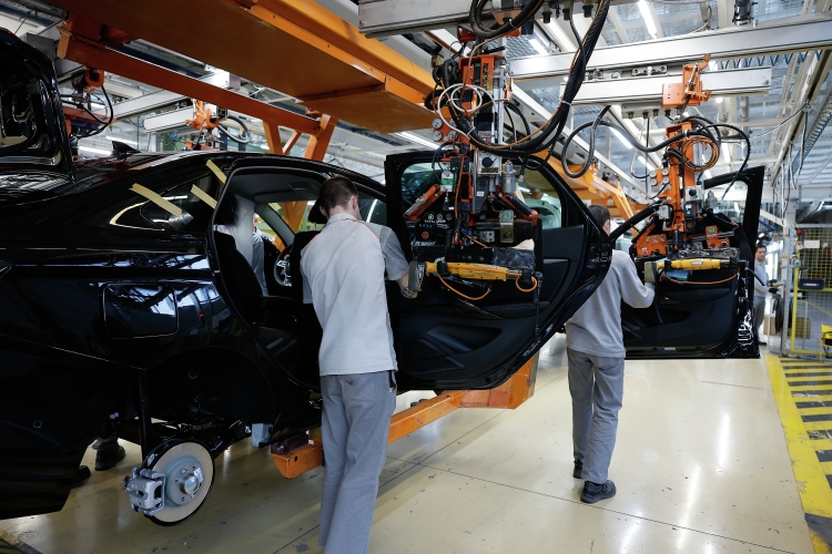 «Одним из основных условий было сохранить трудовые коллективы, которые обладают и навыками, и определенной культурой производства и готовы работать с современными, в том числе информационными, технологиями»