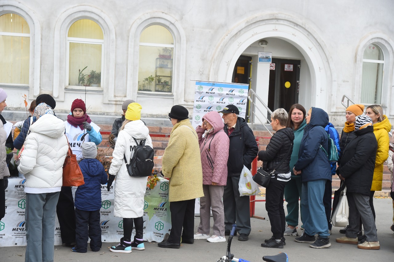 Жители Челябинска. Ярмарка в Челябинске возле дворца железнодорожников.